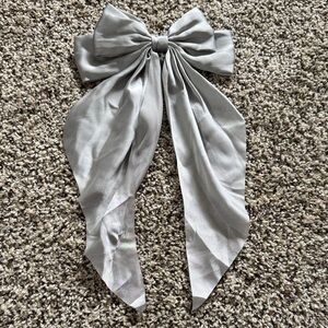 Elegant Gray Bow Hair Accessory